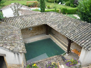 Le lavoir où coule la source d'Epellius à Collonges au Mont d'Or